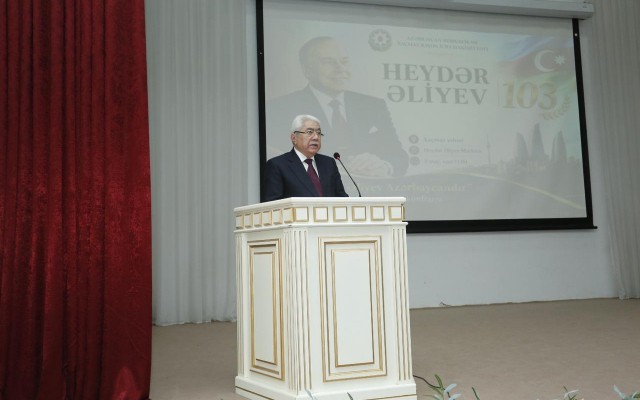 Ağalar Vəliyev Heydər Əliyevin anadan olmasının 103-cü ildönümünə həsr olunan konfransda